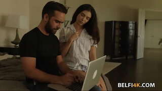 عاهرة سمراء يحتاج زب كبير أن تمتد لها كس