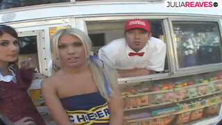 Venditore di gelati rende trio cazzo nel suo furgone dei gelati