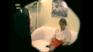 2 lesbiche Milfs giocare un giocattolo anale! Amateurcommunity.xxx