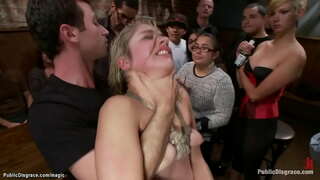 Светловолосая хонум Лорелей Ое мегузорад блондинку бо кляпом дар даҳони афтод ва ғайринизомиен он палками назди аксариятро дар ҷои ҷамъиятӣ, ки пас аз он ба Яъқуб Дин ва бегона ба даст трахают он