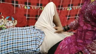 Шлюха прымушала яе ўзбуджаць яго, калі вада сцякала ўніз.