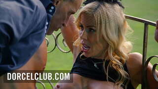 Sesso nel parco con una procace bionda MILF