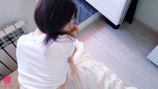 Magro bruna adorabile in un sexy body e gli occhiali ama avere sesso appassionato, succhiare un cazzo e la sensazione di un cazzo nella sua figa fino a quando lei ottiene sperma sul suo culo dolce