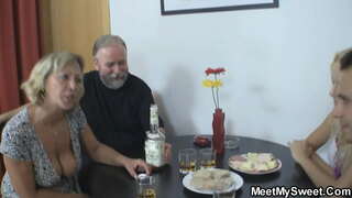 ���ူငယ်အလှတရားလိင်နှင့်အတူအဟောင်းစုံတွဲတစ်တွဲ