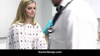 Perv Medico Dà un Trattamento Alternativo per il Suo Paziente