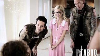 Calda ragazza vergine bionda scopata prima volta