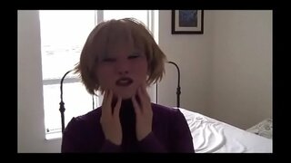 Жанчына апранае жаночую маску і гуляе з дилдо