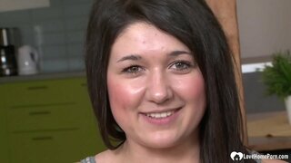 Dilettante bellezza succhiare il suo duro cazzo nero e ottiene il suo puss scopata hard.