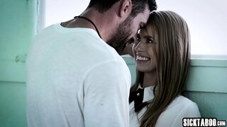 Sexy babe succhiato grande pene duro