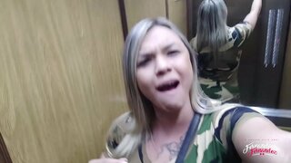 Horúce holka, kohút sania, a priateľ, d.