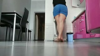 Ana oynayır mətbəx. Çox возбужденная və yaş pussy