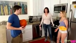 Sneaking s stepsister zatiaľ čo mama robí labore domov